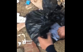 שקית הזבל בתוכה נמצאה התינוקת (צילום: צילום מסך: עמר אסאדי)