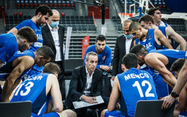 עודד קטש ושחקני נבחרת ישראל (צילום: FIBA)