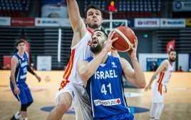 תומר גינת (צילום: אתר FIBA)