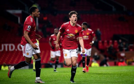 דניאל ג’יימס חוגג (צילום: Ash Donelon/Manchester United via Getty Images)