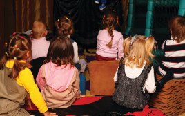 קהל של ילדים בהצגה (צילום: אינג אימג')