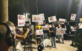 מחאת ההורים מחוץ לביתו של יולי אדלשטיין