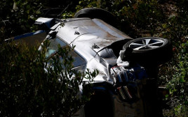רכבו של טייגר וודס בזירת התאונה (צילום: PATRICK T. FALLON / Contributor)