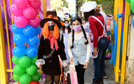 חגיגות פורים בבית ספר בתל אביב (צילום: אבשלום ששוני)