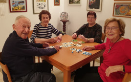 תרופה נגד מרירות. בני הגיל השלישי צוחקים