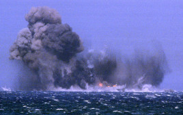 פיצוץ ספינה (צילום: רויטרס)