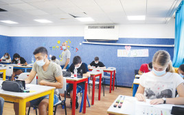 תלמידים בכיתה לימודים עם מסכות בית ספר (צילום: יוסי זליגר, פלאש 90)