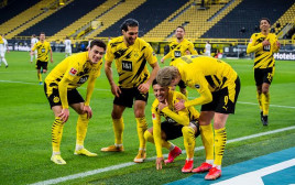 ג’יידון סאנצ’ו חוגג עם שחקני בורוסיה דורטמונד (צילום: Alexandre Simoes/Borussia Dortmund via Getty Image)