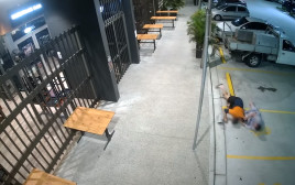 הזקנה שנלחמה בשודד