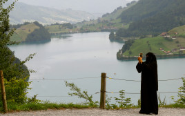 אישה לובשת ניקאב בשוויץ (צילום: REUTERS/Arnd Wiegmann)