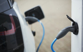 רכב חשמלי (צילום: Mint_Images envato elements)