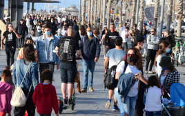 אנשים בתל אביב (צילום: אבשלום ששוני)