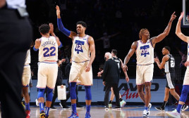 שחקני פילדלפיה (צילום: Ned Dishman/NBAE via Getty Images)