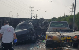 זירת התאונה בכביש 4 (צילום: תיעוד מבצעי מד"א)