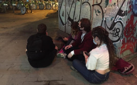 בני נוער יושבים בשדרות וושינגטון  (צילום: שגיא בן אביב)