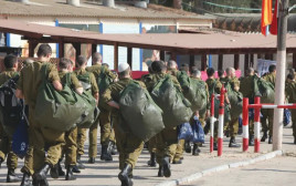 מתגייסים לצה"ל (צילום: אלי דסה)