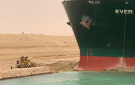 ספינה תקועה בתעלת סואץ (צילום: Suez Canal Authority/Handout via REUTERS)