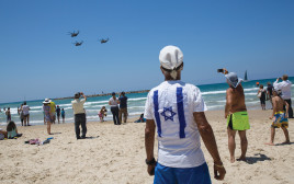 ישראלים בחוף הים (צילום: מרים אלסטר, פלאש 90)