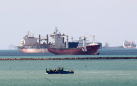 ספינה תקועה בתעלת סואץ