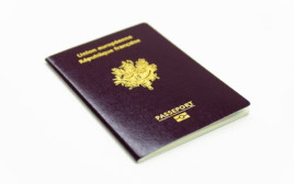 דרכון צרפתי (צילום: Shutterstock)