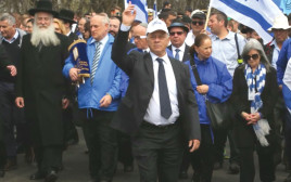 הרב ישראל מאיר לאו במצעד החיים (משמאל) (צילום: באדיבות מצעד החיים)