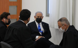 בנימין נתניהו עם עורכי דינו בבית המשפט