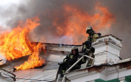 צוות כיבוי האש נלחם בשריפה (צילום: רויטרס)
