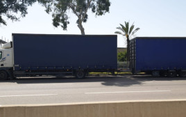 המשאית והגוררת. הובילה משקל העולה ב-86 אחוזים על המותר למשאית  (צילום: דוברות המשטרה)