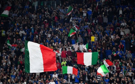 אוהדי נבחרת איטליה באולימפיקו ברומא (צילום: ALBERTO PIZZOLI/AFP via Getty Images)