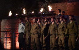 חיילים בטקס ביד ושם (צילום: ראובן קסטרו)