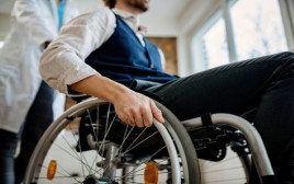 גבר בכיסא גלגלים (צילום: Shutterstock)