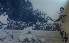 פנחס פידלר משמאל נגד נבחרת מצרים במוקדמות מונדיאל 1934 (צילום: פרטי)