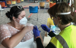 האישה שקיבלה את החיסון לקורונה בשמלת כלה