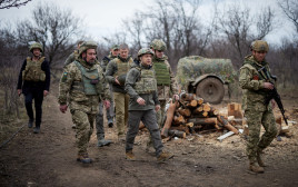 נשיא אוקראינה מבקר בחזית (צילום: רויטרס)