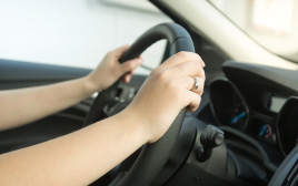 אישה נוהגת ברכב, אילוסטרציה