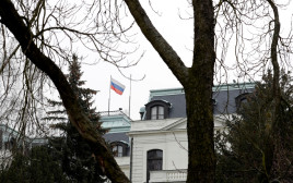 דגל רוסיה בשגרירות בפראג  (צילום: רויטרס)