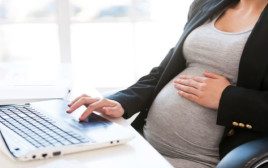עובדת בהיריון (צילום: Shutterstock)