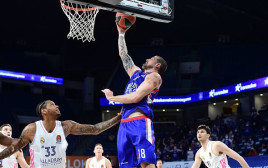 אדריאן מוארמן, טריי תומפקינס (צילום: Aykut Akici/Euroleague Basketball via Getty Images)