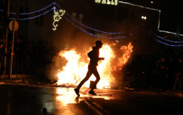 עימותים בין יהודים לערבים (צילום: REUTERS/Ammar Awad)