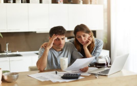 זוג בקשיים כלכליים