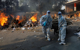 נאבקים בקורונה ושורפים את המתים בהודו