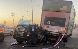 תאונת הדרכים בין הרכב למשאית בבאר שבע (צילום: דוברות המשטרה)