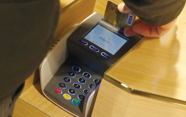 שימוש בכרטיס אשראי (צילום: רויטרס)