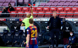 רונאלד קומאן מקבל כרטיס אדום (צילום: Pedro Salado/Quality Sport Images/Getty Images)