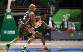 רודי דמאהיס וג'ורדן תאודור (צילום: Rodolfo Molina/Euroleague Basketball via Getty Ima)