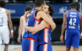 שיין לארקין חוגג עם קרונוסלב סימון (צילום: Aykut Akici/Euroleague Basketball via Getty Images)
