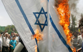 שריפת דגל ישראל, אילוסטרציה (צילום: Getty images)