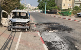 רכב שהוצת בלוד במהלך ההפגנות האלימות אמש