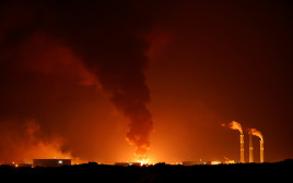 שריפה בצינור נפט סמוך לאשקלון (צילום: REUTERS/Amir Cohen)