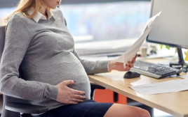 עובדת בהריון (צילום: Shutterstock)